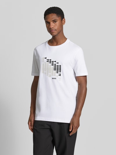 Męski model nosi Relaxed Fit T-Shirt aus Baumwoll-Mix Modell 'TS_NETWORK FLAG' od BOSS Green w bieli z czarnym nadrukiem, pełny przód.