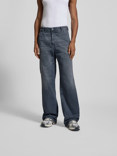 Männermodel trägt Wide Fit Jeans mit Eingrifftaschen von Diesel in Reinform-Baumwolle, klassische Waschung, Ganzkörperansicht von vorne.