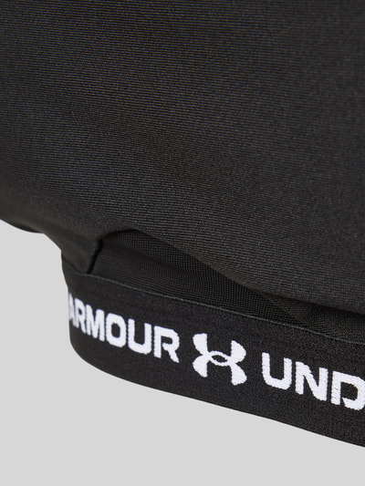 Produktfoto, schwarzer Sport-BH mit Label-Schriftzug Modell 'UA Crossback Low Bra' von Under Armour, glatte Textur, Damen Sport-BH von Under Armour