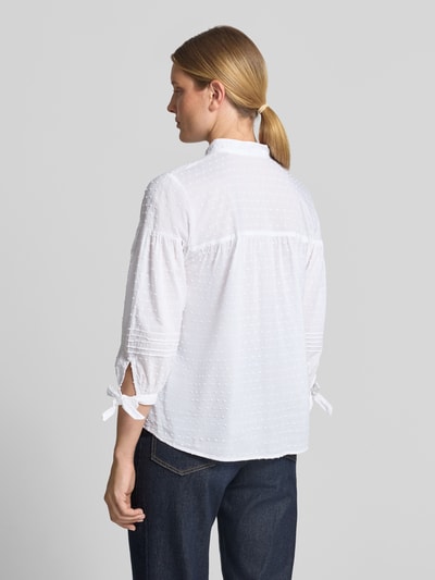 Vrouwenmodel draagt Regular Fit Bluse met 3/4-Arm und Knotendetails van Christian Berg Woman, puur katoen, all-over look, opstaande kraag, verborgen knoopsluiting, 3/4-mouw met knoopdetail, ruglengte maat 36: 67 cm, mouwlengte maat 36: 34 cm, geheel wit met lichte textuur, ganzkörperansicht rückansicht.