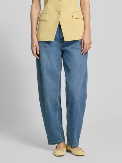 Kobiece modelka nosi Barrel Fit Jeans mit Eingrifftaschen Modell 'Baloo' von My Essential Wardrobe, mieszanka bawełny z dodatkiem streczu, wpuszczane kieszenie, szerokość w rozmiarze 27/30: 40 cm, długość wewnętrzna nogawki w rozmiarze 27/30: 76 cm, stylizowana na denim, błękitny kolor, proste nogawki, tekstura gładka, zdjęcie całej sylwetki z przodu.