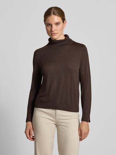 Frauenmodel trägt Regular Fit Pullover aus Viskose-Mix von COMMA in Braun mit Rollkragen, Strick-Optik, Ganzkörperansicht von vorne.