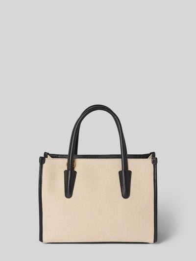 Produktfoto, cremefarbene Handtasche mit Label-Stitching von Coccinelle, schwarze Tragehenkel, Schulterriemen, Hauptfach mit Reißverschluss, Maße Breite 27 cm, Länge 20 cm, Tiefe 13 cm, Riemenlänge 105 cm, strukturierte Textur, Details aus glattem Leder.