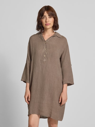 Frauenmodel trägt knielanges Leinenkleid mit Hemdblusenkragen Modell 'Li44ana' von ZABAIONE in Braun, Loose Fit, Nahaufnahme Oberkörper.
