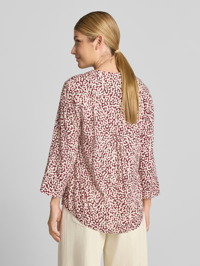 Frauenmodel trägt Bluse aus reiner Viskose Modell 'Adney' von FREE/QUENT mit lockerer Passform, weiß-rosafarben gemustert, Ganzkörperansicht Rückansicht.