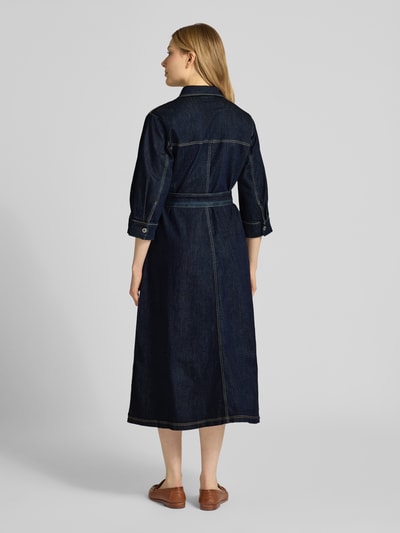 Männermodel trägt Hemdblusenkleid mit Bindegürtel von Betty Barclay, mieszanka bawełny i lyocellu, linia a, sukienka midi, imitacja denimu, kołnierzyk koszulowy, listwa guzikowa, wiązany pasek, długość tyłu w rozmiarze 36: 121 cm, szerokość w rozmiarze 36: 51 cm, długość rękawów w rozmiarze 36: 43 cm, Ganzkörperansicht Rückansicht