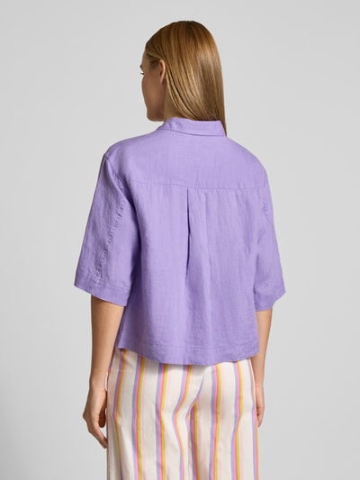 Frauenmodel trägt Regular Fit Leinenbluse mit Brusttaschen von Emily Van den Bergh in Flieder, reine Leinenstruktur, Rückansicht, Ganzkörperansicht.