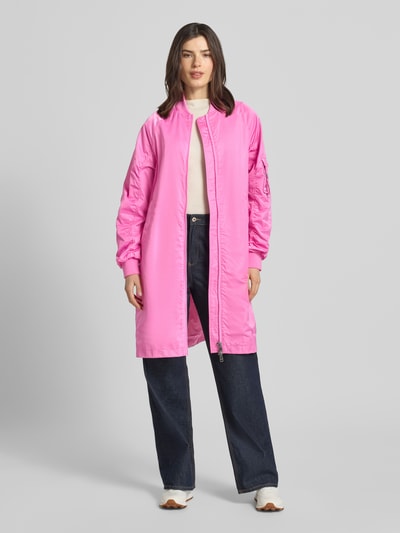Frauenmodel trägt Regular Fit Jacke mit Stehkragen Modell 'Ali' von Beaumont Amsterdam in Pink mit Zweiwege-Reißverschluss, Eingrifftaschen, elastischen Ärmelabschlüssen, Raffung, Rückenlänge 97 cm, Schulterbreite 47 cm, Brustweite 55 cm, Ärmellänge 60 cm, Ganzkörperansicht von vorne.