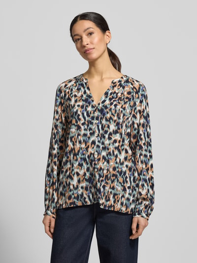 Frauenmodel trägt Blusenshirt aus reiner Viskose von Christian Berg Woman mit Allover-Animal-Muster, lockerer Passform, Tunikakragen und langen Ärmeln, Vorderansicht Nahaufnahme Oberkörper.