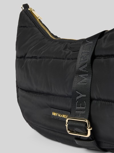 Productfoto, Halfmoon Bag met labeldetail model 'Lifetime Buddy M' van Hey Marly, zwart met goudkleurige ritssluiting, hoofdvak met ritssluiting, verstelbare schouderband, binnenvak met ritssluiting, breedte 37 cm, lengte 27 cm, diepte 10 cm, bandlengte 63 cm, zachte textuur, lichte glans