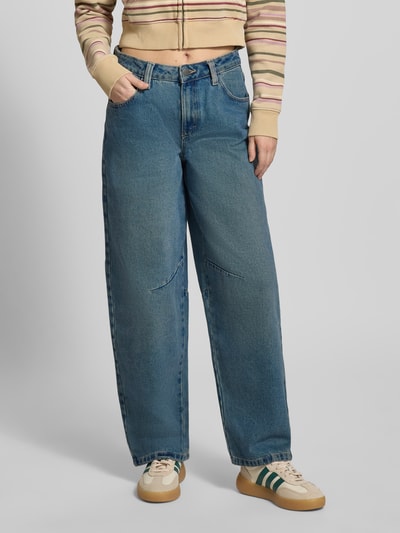 Frauenmodel trägt Jeans mit 5-Pocket-Design Modell 'HAZAL' von Noisy May aus reiner Baumwolle im lockeren Schnitt, Ganzkörperansicht von vorne.