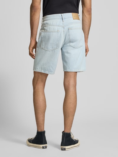 Männermodel trägt Regular Fit Jeansshorts aus reiner Baumwolle Modell 'EDGE' von Only & Sons in Denim-Optik, Twill-Material, Label-Patch, Gürtelschlaufen, Knopf und verdeckter Knopf-Verschluss, Ganzkörperansicht Rückansicht.