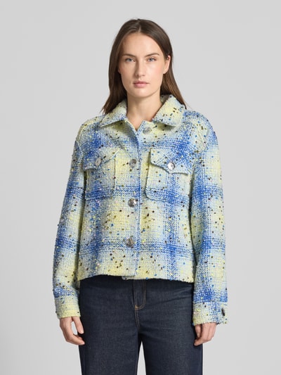 Frauenmodel trägt Regular Fit Jacke mit Woll-Anteil von Rich & Royal, blau-gelb kariert, Knopfleiste, Brusttaschen, Ganzkörperansicht von vorne. Material-Mix, Umlegekragen, Sportmanschetten, Rückenlänge 56 cm, Schulterbreite 47 cm, Brustweite 53 cm, Ärmellänge 59 cm.