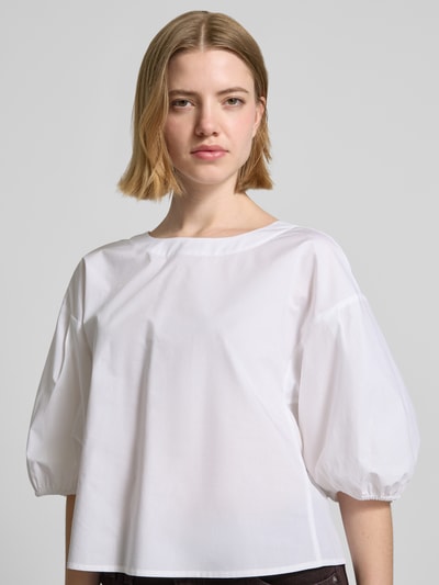 Frauenmodel trägt Bluse mit Ballonärmeln und Rundhalsausschnitt von Emporio Armani aus Reine Baumwolle in Loose-Fit, Nahaufnahme Oberkörper.