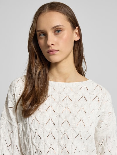 Frauenmodel trägt Relaxed Fit Pullover aus Baumwoll-Mix Modell 'BRYNN' von ONLY, Optik: Unifarben, Stricktextur, Nahaufnahme Oberkörper.