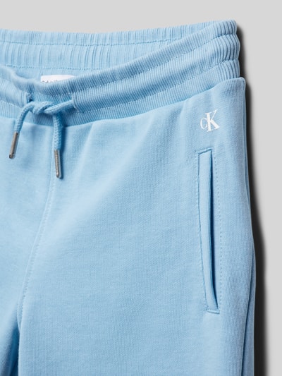 Calvin Klein Jeans Szorty z dzianiny dresowej z nadrukiem z logo Błękitno-niebieski 2