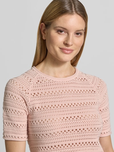 Modelka damska nosi Strickshirt mit Rundhalsausschnitt od Jake*s Casual z bawełny, krój regular fit, zrolowany brzeg, długość tyłu 52 cm, długość rękawów 26 cm, jasnoróżowa, faktura ażurowa, z przodu, zbliżenie na górną część ciała
