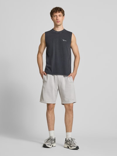 Männermodel trägt Regular Fit Shorts mit Logo-Stitching von Pegador aus Baumwoll-Mix, hell, elastischer Bund, Herren Shorts, Ganzkörperansicht von vorne.