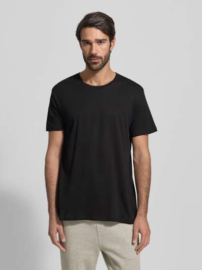 Männermodel trägt T-Shirt mit Rundhalsausschnitt im 2er-Pack Modell 'ComfortS' von BOSS, unifarben, Baumwolle, Nahaufnahme Oberkörper.