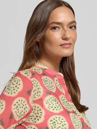 Modelka kobieca nosi Regular Fit Bluzka z listwą guzikową Model 'JANE' od 0039 Italy z bawełny, wzór na całej powierzchni, okrągły dekolt, zbliżenie na górną część ciała.