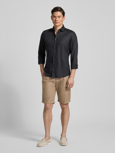 Männermodel trägt Chino-Shorts mit Tunnelzug Modell 'DAWSON' von Lerros in Beige, Baumwoll-Leinen-Mix, Ganzkörperansicht von vorne.