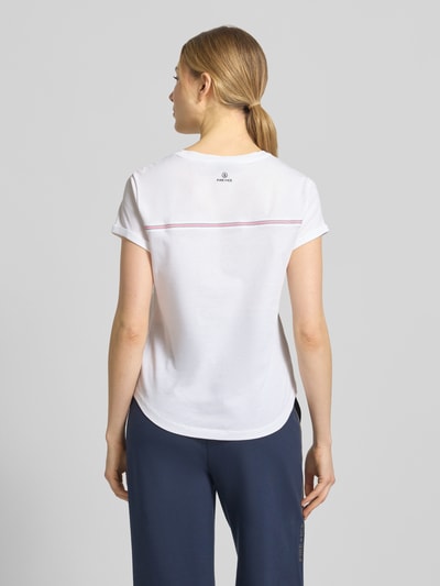 Modelka nosi T-shirt z nadrukiem label model 'DEBRA4' od FIRE + ICE, bawełna, krój regular fit, widok całej sylwetki z tyłu.
