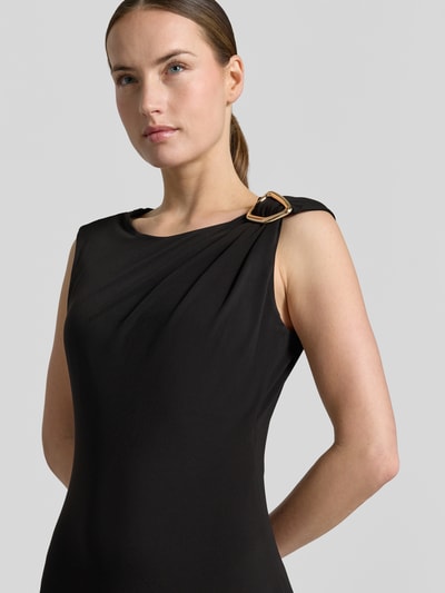 Frauenmodel trägt Midikleid mit Schulter-Applikation von Christian Berg Woman Selection, schwarzer Stoff, tailliert, Nahaufnahme Oberkörper.
