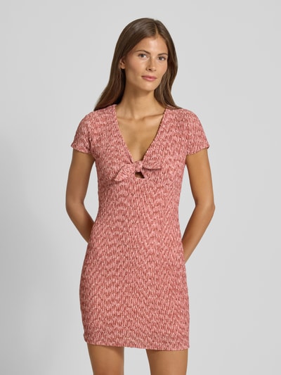 Guess Sukienka mini z dekoltem w serek i wiązanym detalem model ‘NALENY’ Jasnoróżowy melanż 4