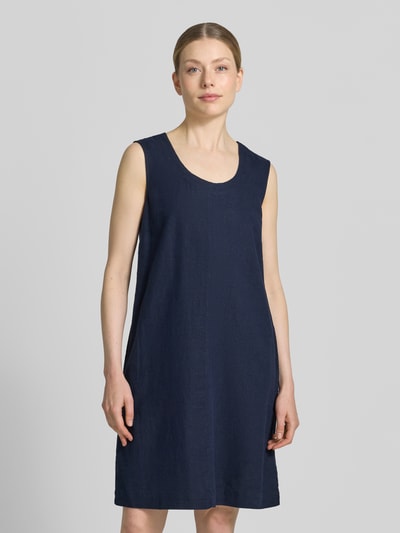 Kobiece modelka nosi Knielanges Kleid aus Leinen-Viskose-Mix Modell 'LAVA' od FREE/QUENT, granatowy kolor, prosty krój, okrągły dekolt, długość do kolan, długość pleców w rozmiarze S: 95 cm, szerokość w rozmiarze S: 50 cm, widok całej sylwetki od przodu