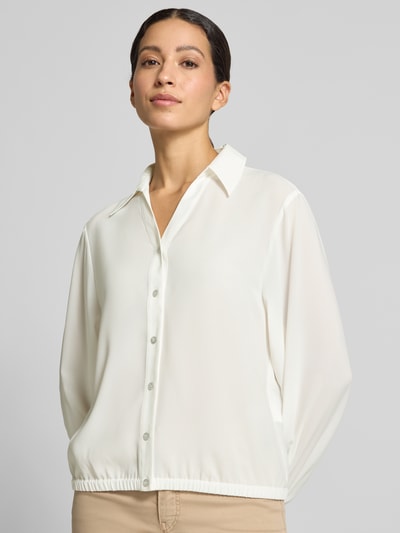 Frauenmodel trägt Regular Fit Bluse mit V-Ausschnitt von Marc Cain in Creme, glatte Textur, Hemdblusenkragen, Knopfleiste, Nahaufnahme Oberkörper. Rückenlänge 57 cm, Ärmellänge 60 cm bei Größe 36.