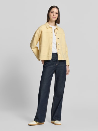 Frauenmodel trägt Regular Fit Overshirt aus reiner Baumwolle Modell 'JAMIE' von Vero Moda in Denim-Optik, Twill-Struktur, Ganzkörperansicht von vorne.