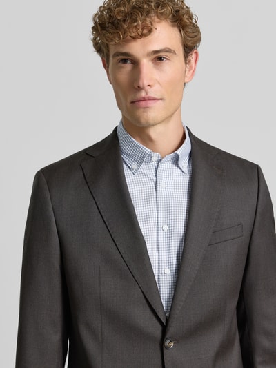 Männermodel trägt Slim Fit Businesshemd aus reiner Baumwolle Modell 'New B.D.' von Seidensticker, Herren Businesshemd, Nahaufnahme Oberkörper.