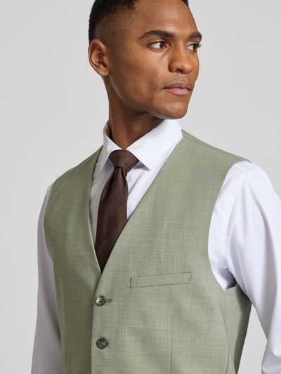 Männermodel trägt Weste aus Schurwoll-Mix von CG - Club of Gents in hellem Grün, Slim Fit, glatte Struktur, Nahaufnahme Oberkörper.