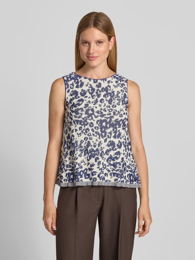 Frauenmodel trägt Stricktop aus Viskose-Mix mit Rundhalsausschnitt von Marc Cain im Allover-Look, Regular Fit, Nahaufnahme Oberkörper.