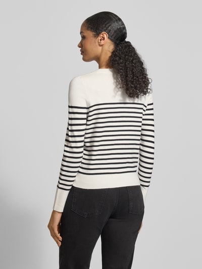 Frauenmodel trägt Regular Fit Strickpullover aus Viskose-Mix von s.Oliver RED LABEL mit Allover-Muster in Schwarz-Weiß, gerippte Abschlüsse, Ganzkörperansicht Rückansicht.