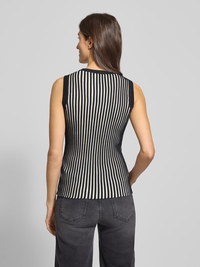 Frauenmodel trägt Stricktop aus Viskose-Mix mit Zierknöpfen von LIU JO SPORT, Slim-Fit, Ripp-Optik, Label-Detail, Rückenlänge 59 cm, Ganzkörperansicht Rückansicht.