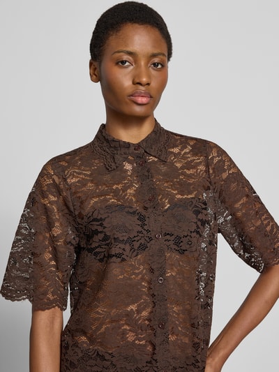 Kobieta modelka nosi bluzkę koszulową z koronki Relaxed Fit Hemdbluse aus Spitze Model 'Lacina' od FREE/QUENT, Mieszanka materiałów z mieszanką bawełny, rękaw o dł. 1/2, kołnierzyk koszulowy, półprzezroczysty materiał, długość tyłu w rozmiarze S: 63 cm, długość rękawów w rozmiarze S: 30 cm, widok z przodu, półzbliżenie górnej części ciała.