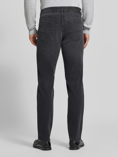 Männermodel trägt dunkle Straight Fit Jeans aus Baumwoll-Mix Modell 'Cadiz' von Brax, Herren, glatte Textur, Ganzkörperansicht Rückansicht.