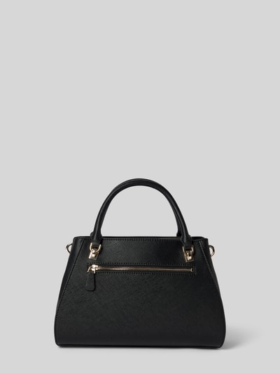 Produktfoto, czarna torebka w materiał skóropodobny z detalem z logo, dwa uchwyty, kieszeń zapinana na zamek błyskawiczny, GUESS Handtasche in Leder-Optik Modell 'NOELLE', główna przegroda z zamkiem błyskawicznym, pasek na ramię, Szerokość w rozmiarze 1: 27 cm, Długość w rozmiarze 1: 24 cm, Głębokość w rozmiarze 1: 12 cm, długość paska na ramię w rozmiarze 1: 124 cm