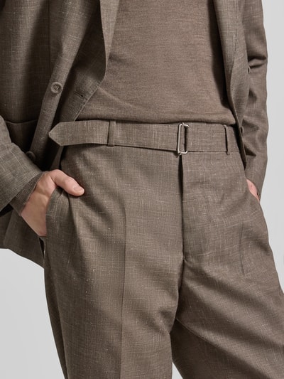Männermodel trägt Anzughose aus Viskose-Mix von Officine Générale, Straight Fit, Bügelfalte, integrierter Gürtel, Nahaufnahme Oberkörper.