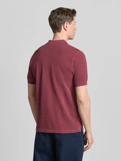 Männermodel trägt Regular Fit Poloshirt aus reiner Baumwolle von Marc O'Polo, Optik: Unifarben, Piqué-Struktur, Ganzkörperansicht Rückansicht.