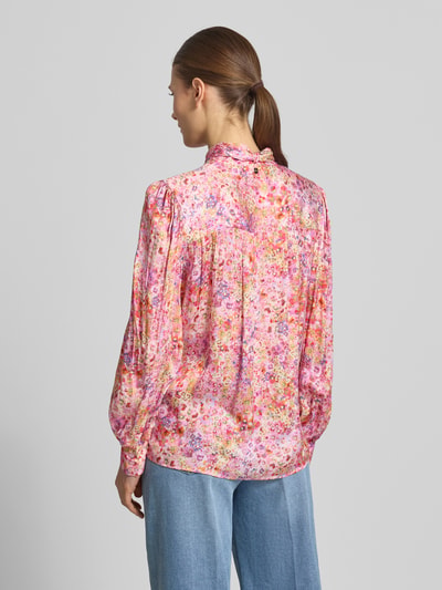 Männermodel trägt Relaxed Fit Hemdbluse aus reiner Viskose von Rich & Royal, floraler Allover-Print, langärmelig, Zierschleife, Ganzkörperansicht Rückansicht