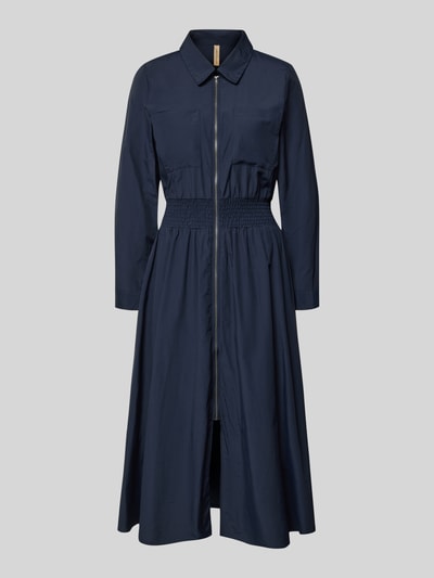Produktfoto, Hemdblusenkleid mit Reißverschluss Modell 'NETTI' von Soyaconcept aus mieszanka bawełny, linia a, sukienka midi, tasiemka w talii, kolor granatowy, struktura gładka, długość tyłu w rozmiarze S 121 cm, szerokość w rozmiarze S 42 cm, długość rękawów w rozmiarze S 60 cm