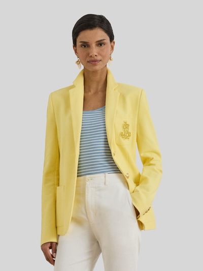 Frauenmodel trägt Slim Fit Blazer aus Baumwoll-Mix von Lauren Ralph Lauren in Optik: Unifarben, Jacquard, Logo-Stitching, Ganzkörperansicht von vorne.