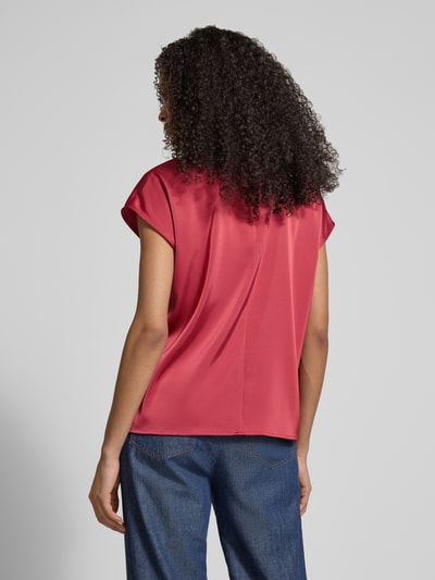 Frauenmodel trägt Blusenshirt mit Stehkragen von Jake*s Collection in Rot, Material-Mix mit Stretch, Regular Fit, Rückenreißverschluss, Ganzkörperansicht Rückansicht.