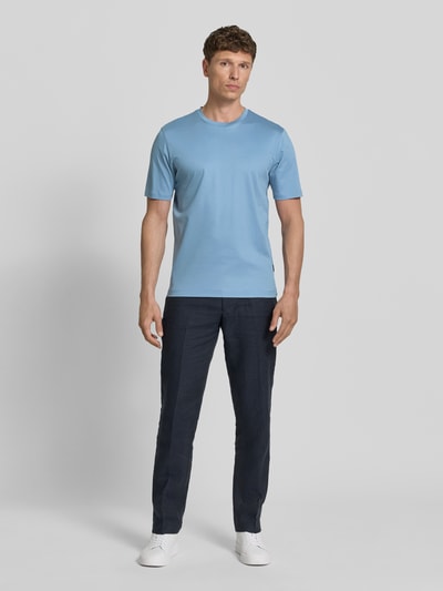Männermodel trägt T-Shirt mit Rundhalsausschnitt von bugatti in Hellblau, reine Baumwolle, Slim Fit, Rückenlänge 70 cm, Ganzkörperansicht von vorne.