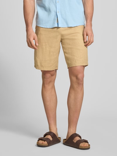 Męski model nosi Shorts aus Leinen-Viskose-Mix Modell 'MALVIN' od Blend, krój regular fit, beż, tekstura lniana, z przodu, Ganzkörperansicht von vorne, szerokość w rozmiarze M: 37 cm, długość nogawki wewnętrznej: 23 cm.