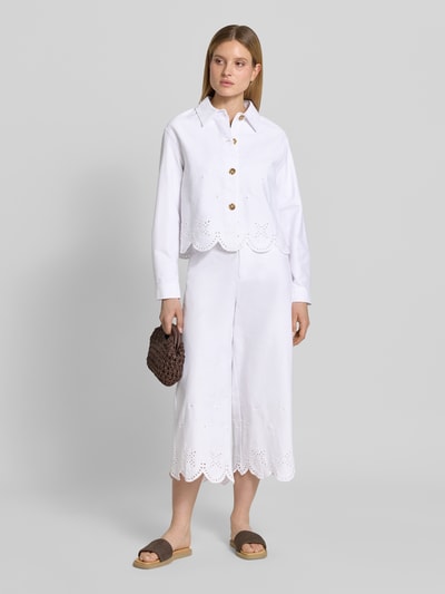 Frauenmodel trägt weiße Jacke mit Lochstickerei Modell 'Marietta' von GUIDO MARIA KRETSCHMER WOMAN, reine Baumwolle, Ganzkörperansicht von vorne.