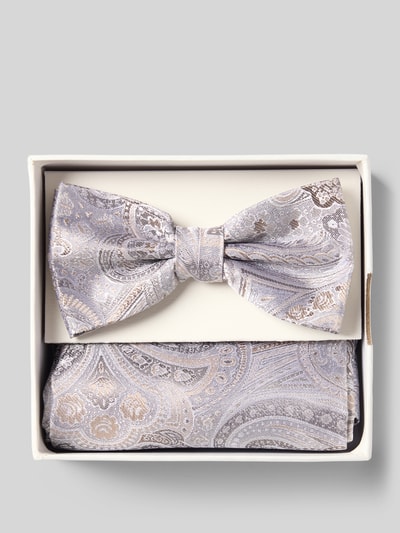 Produktfoto, Fliege und Einstecktuch im Set aus reiner Seide von Prince Bowtie, grau mit Paisley-Muster, klassische Form, glänzende Textur.