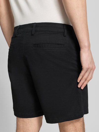 Männermodel trägt Shorts mit französischen Eingrifftaschen von GAP, Baumwoll-Mix, schwarz, Straight Fit, Ganzkörperansicht Rückansicht.